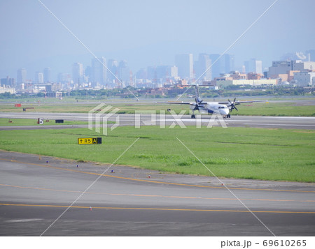 大阪国際空港を展望できる公園/下河原緑地よりANAのプロペラ機を見る/遠景に梅田の高層ビル群 大阪国際空港を展望できる公園/下河原緑地よりANAのプロペラ機を見る/遠景に梅田の高層ビル群 69610265
