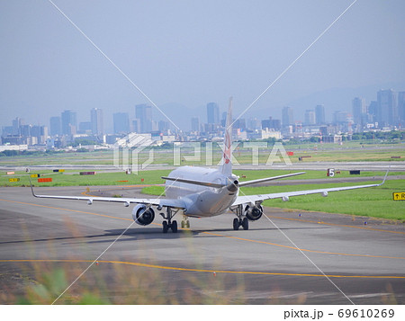 伊丹空港を展望できる公園/下河原緑地公園より離着する旅客機を見る/遠景に梅田の高層ビル群 伊丹空港を展望できる公園/下河原緑地公園より離着する旅客機を見る/遠景に梅田の高層ビル群 69610269