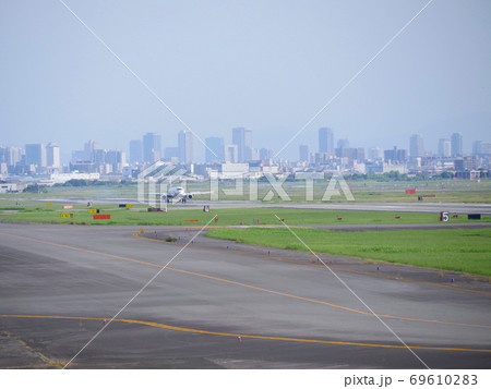 伊丹空港を展望できる公園/下河原緑地公園より離着する旅客機を見る/遠景に梅田の高層ビル群 伊丹空港を展望できる公園/下河原緑地公園より離着する旅客機を見る/遠景に梅田の高層ビル群 69610283