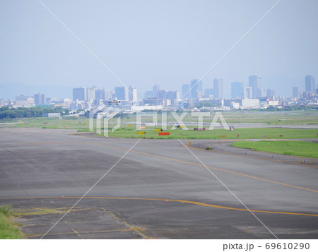 伊丹空港を展望できる公園/下河原緑地公園より離着する旅客機を見る/遠景に梅田の高層ビル群 69610290