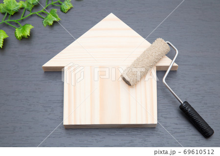 住宅の外壁塗装工事　塗り替え工事イメージ 69610512