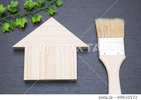 住宅の外壁塗装工事　塗り替え工事イメージ 69610572