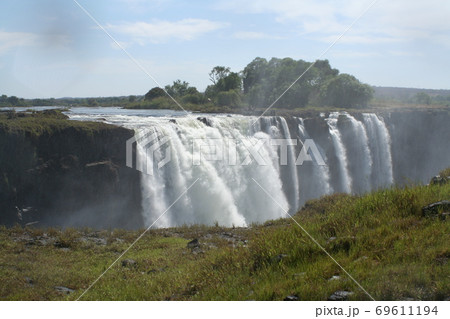 ビクトリアの滝の水煙 ジンバブエ アフリカ ビクトリアの滝の水煙 ジンバブエ アフリカ 69611194