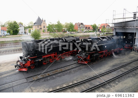 ドイツ　ハルツ狭軌鉄道　ヴェルニゲローデ駅の蒸気機関車 69611362