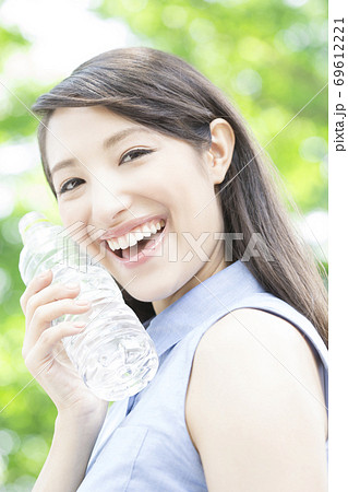 ペットボトルで冷やす女性の写真素材 ペットボトルで冷やす女性の写真素材