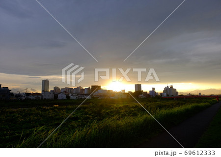 八王子大和田橋下流から望む夕日の写真素材