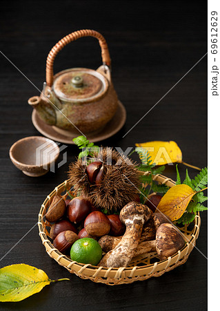 秋の味覚と土瓶 秋の味覚と土瓶 69612629