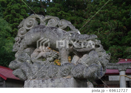 邪気を払う狛犬（吽）お腹の下にも狛犬 69612727