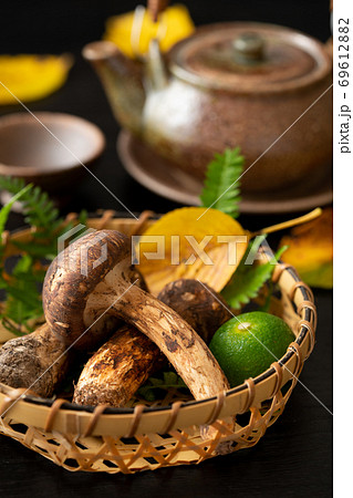 松茸と土瓶 69612882