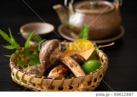 松茸と土瓶 69612887