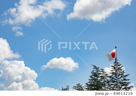 青空と雲と日本の国旗 青空と雲と日本の国旗 69613219