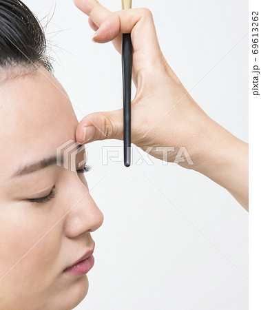アイメイク 若い女性のビューティーイメージ プロフェッショナルサービス アイメイク 若い女性のビューティーイメージ プロフェッショナルサービス 69613262