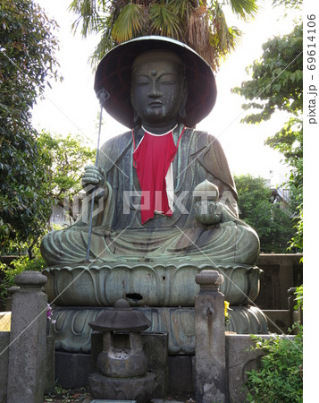 江東区の霊巌寺にある銅造地蔵菩薩坐像（江戸六地蔵） 69614106