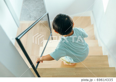 小さい男の子が家の階段を勢いよく降りている後ろ姿 Kids Boyの写真素材 小さい男の子が家の階段を勢いよく降りている後ろ姿 Kids Boyの写真素材
