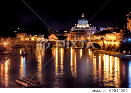 イタリアローマサン ピエトロ大聖堂の夜景の写真素材