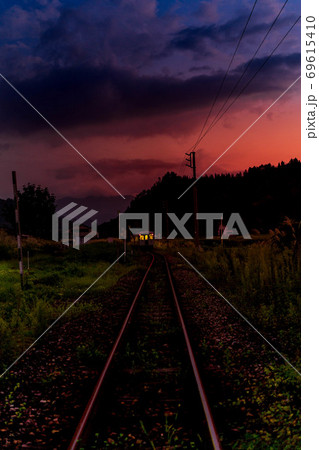 夕焼けと最終列車 69615410