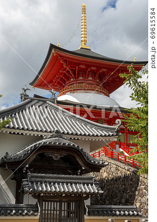 宝塚にある中山寺の大願塔 69615584