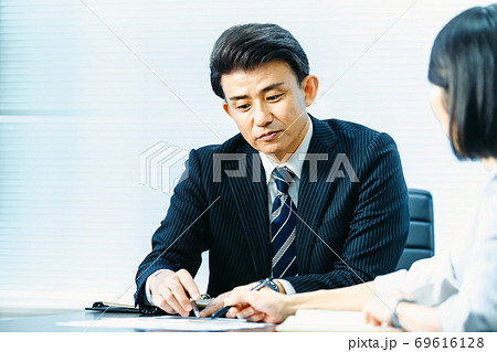 ビジネスシーン　中高年 69616128