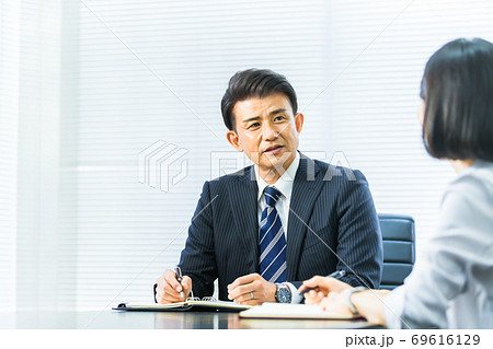 ビジネスシーン 中高年 ビジネスシーン 中高年 69616129
