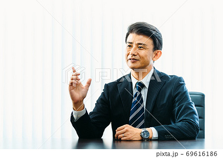 ビジネスシーン　中高年 69616186