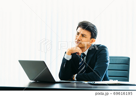 ビジネスシーン 中高年 ビジネスシーン 中高年 69616195