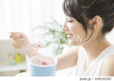 アイスを食べる女性 69616260