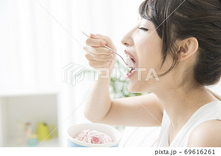 アイスを食べる女性 アイスを食べる女性 69616261