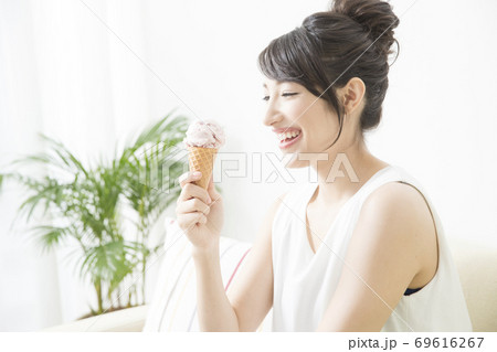 アイスを食べる女性 69616267