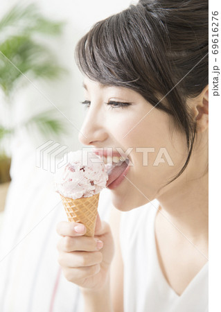 アイスを食べる女性 69616276