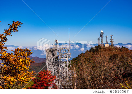 （山梨県）紅葉した三ツ峠山　山頂のアンテナ群 69616567