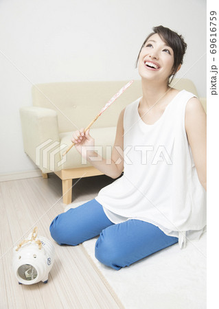 うちわで扇ぐ女性 うちわで扇ぐ女性 69616759