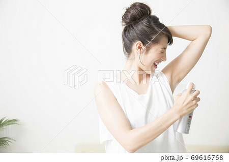 デオドラントスプレーをする女性 デオドラントスプレーをする女性 69616768
