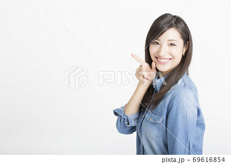 指差しをする女性 69616854