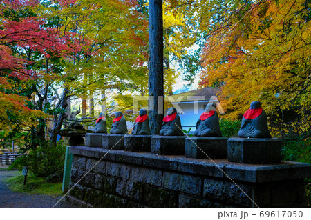 紅葉と石造六地蔵 紅葉と石造六地蔵 69617050