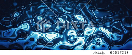 水面に拡散する波紋のクローズアップ 69617213