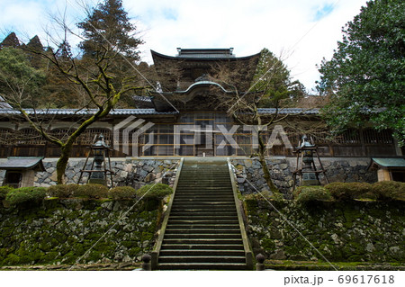 禅の道場 永平寺の中雀門:福井県 禅の道場 永平寺の中雀門:福井県 69617618
