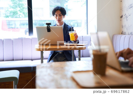 カフェで仕事をする男性 カフェで仕事をする男性 69617862