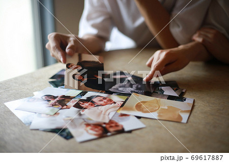 写真を選ぶカップル 69617887