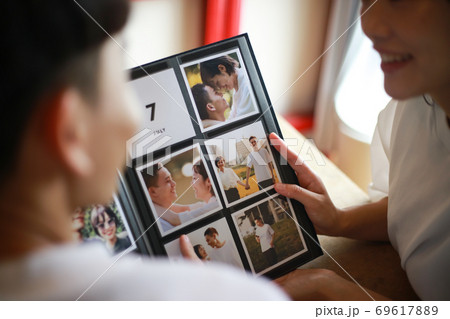 アルバムを見るカップル 69617889