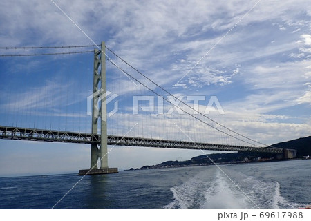 青空のもと、明石海峡を渡る船から見た淡路島と大橋 青空のもと、明石海峡を渡る船から見た淡路島と大橋 69617988