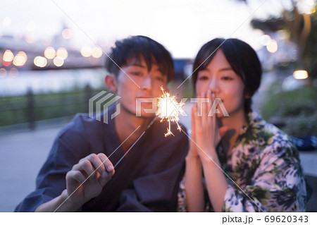 浴衣の男女 東京 隅田川 花火の写真素材