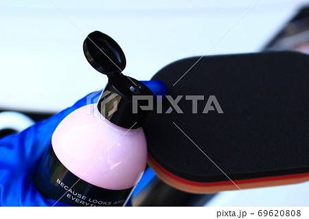 液体ワックスをワックス用スポンジに出す所 液体ワックスをワックス用スポンジに出す所 69620808