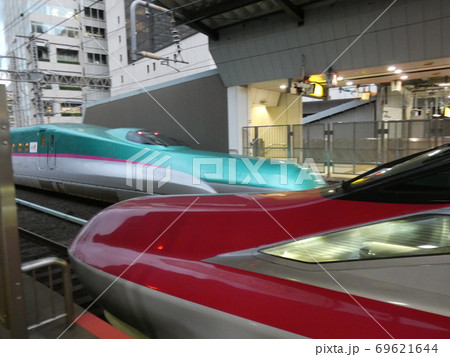 東北 北海道新幹線 はやぶさ 秋田新幹線 こまちの写真素材