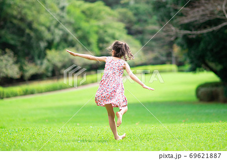 裸足で遊ぶ女の子の写真素材