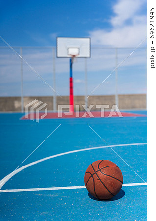 青空が映えるバスケットボールコート 69621945