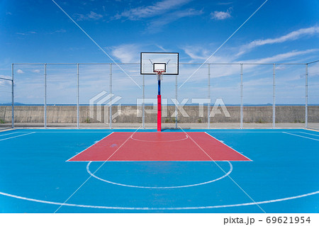 青空が映えるバスケットボールコートの写真素材