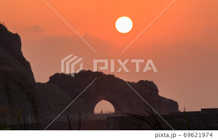 かがんばなトンネルに沈む夕日 #3 かがんばなトンネルに沈む夕日 #3 69621974