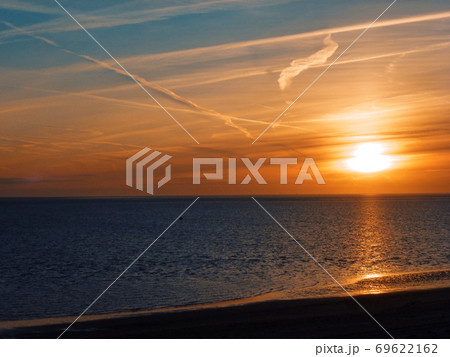 海と美しい夕焼け。 69622162