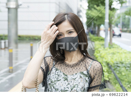 マスクの女性　2020年夏 69622214