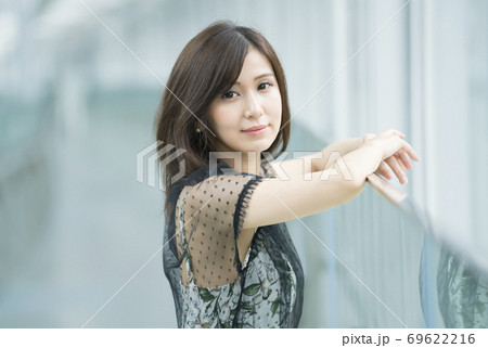 見つめる女性 見つめる女性 69622216